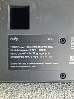 Tabliczka znamionowa robota Eufy S1 Pro z informacją o modelu i parametrach wejściowych