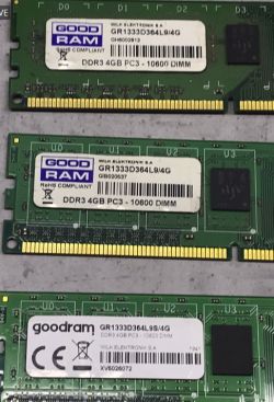 Trzy moduły pamięci RAM GoodRam DDR3 ułożone na powierzchni.