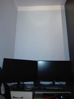 Odległość głośników od monitora w pionie i poziomie.