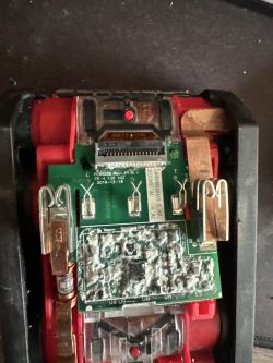 Bosch ProCORE 18V 4.0Ah – brak reakcji narzędzi i ładowarki, wskaźnik martwy