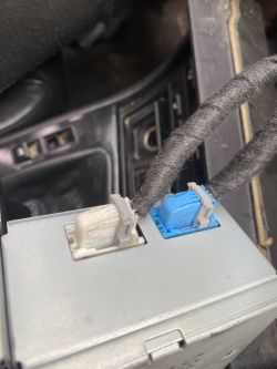 Zbliżenie na złącza radiowe w samochodzie BMW e46.