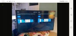 Ekran telewizora Philips 55PUS8108 z menu głównym i listą aplikacji.