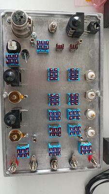Wnętrze przystawki do pomiaru wzmacniaczy audio z komponentami elektronicznymi.