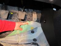 Jak usunąć tłustą wilgoć z podłogi samochodu?