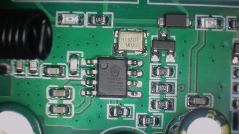 Close-up of PCB with SYN590R RF module and 13.52127 MHz crystal oscillator