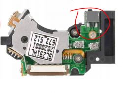 Zdjęcie komponentu elektronicznego z krańcówką, zaznaczoną na czerwono.