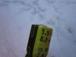 Kondensator elektrolityczny o parametrach 5.5V i 8.2mF z bliska.