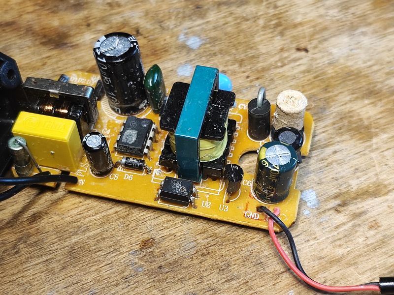 Uszkodzony kondensator na płytce zasilacza impulsowego