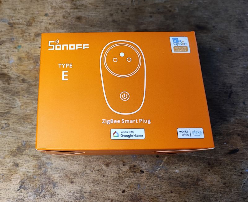 Pomarańczowe opakowanie Sonoff S26R2ZB ZigBee Smart Plug.