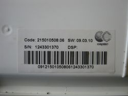 Etykieta z kodem 215010508.06, SW 09.03.10, numerem seryjnym i kodem kreskowym