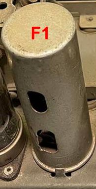 Metalowa osłona F1 filtra w radiu lampowym z widocznymi otworami wentylacyjnymi