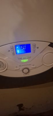Piec gazowy Ariston ustawiony na 50 stopni Celsjusza Panel sterowania pieca gazowego Ariston z ustawioną temperaturą 50°C