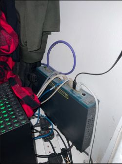 Rutery i kable sieciowe za szafą