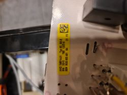 Zbliżenie na tabliczkę znamionową wewnątrz piekarnika Siemens.
