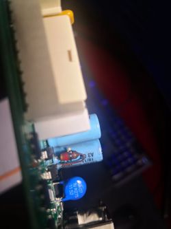 Zbliżenie na płytę główną urządzenia z widocznymi podzespołami elektronicznymi.