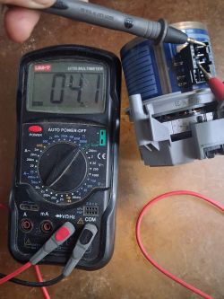 Multimetr UNI‑T UT55 pokazuje 0,41, sondy mierzą na złączach urządzenia elektronicznego