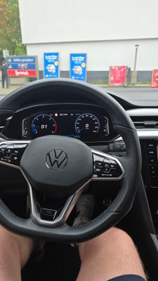 Wnętrze samochodu Volkswagen Arteon z widocznym kierownicą i zestawem wskaźników.