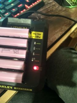 Bateria Stanley 18v - Ładowarka pokazuje uszkodzoną baterię