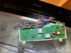 Płyta elektroniczna lodówki Siemens z widocznymi przewodami