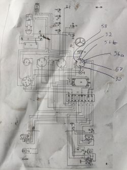 Schemat elektryczny ciągnika z zaznaczonymi ręcznie numerami przy stacyjce