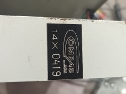 Tabliczka znamionowa na metalowej obudowie z logo OMPAS i numerem 14X0419