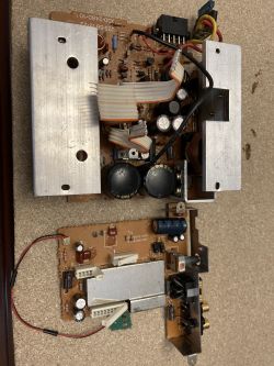 Napięcie na obudowie wzmacniacza Kenwood KAC-720: czy można go bezpiecznie używać?