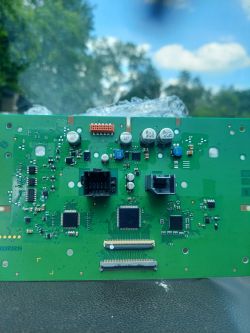 Zdjęcie płytki elektronicznej z nawigacji Opla Astry K z 2016 roku z widocznymi elementami i złączami.