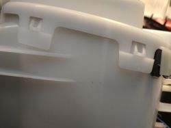 Zbliżenie na plastikowy pojemnik z zatrzaskami