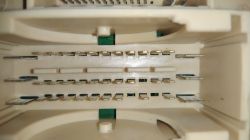 Zbliżenie na czyste złącze elektryczne BSI samochodu z widocznymi pinami