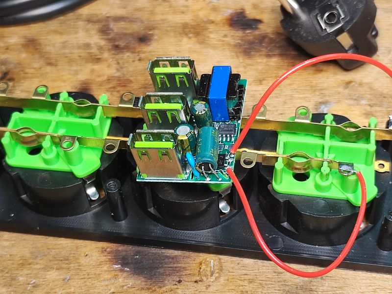 Przedłużacz/listwa 2m 4 gniazda i 3 USB za 35 zł o tajemniczej wydajności prądowej