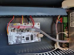 Płyta sterująca M2 Nano wewnątrz obudowy lasera CO2 z podłączonymi przewodami.