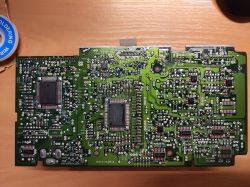 Płytka drukowana z elementami elektronicznymi na stole.