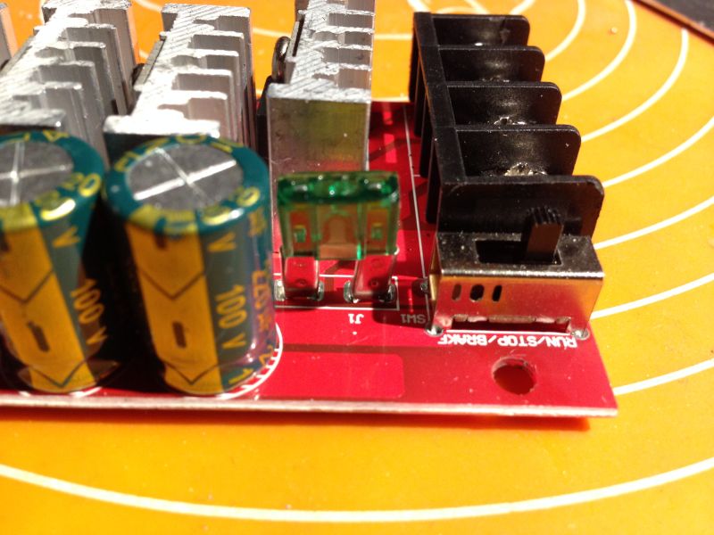 Moduł elektroniczny z bezpiecznikiem samochodowym, kondensatorami i suwakiem