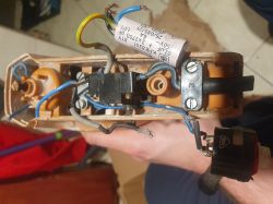 Widok wewnętrzny wiertarki Smalcalda SBM 481 2s z przewodami i filtrem.