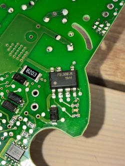 Zbliżenie na płytkę PCB z widocznym układem FSL306LR i oznaczeniami elementów