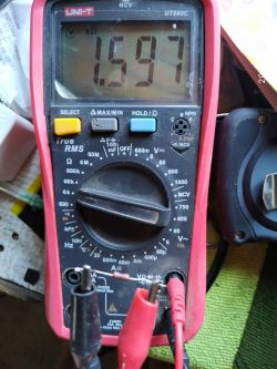 Multimetr UNI-T UT890C z wartością 1.597 kΩ na wyświetlaczu