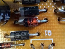 Zbliżenie płytki PCB z diodami przewlekanymi i oznaczeniem „D0” na laminacie.