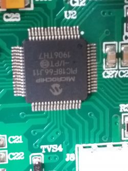 Zbliżenie na mikrokontroler Microchip PIC18F66J11-I/PT zamontowany na płytce drukowanej.