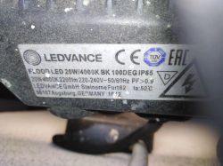 Tabliczka znamionowa lampy LEDVANCE z informacjami technicznymi.