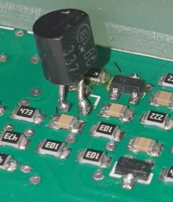 Tranzystor BC337 w obudowie TO-92 wlutowany w miejsce elementu SMD na płytce PCB
