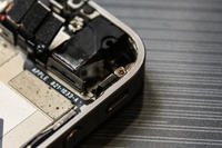 IPhone 4 - jak wykręcić pozostały gwint z urwanej śruby