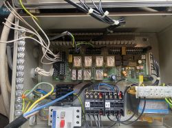 Innenansicht der Steuerungseinheit CDM 6 mit sichtbaren Kabeln und elektronischen Komponenten.