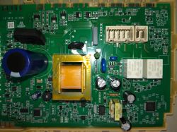 Zbliżenie na płytkę drukowaną z różnymi komponentami elektronicznymi.