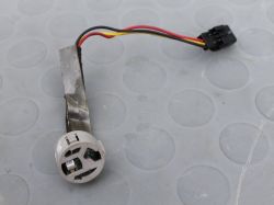 Mikrofon samochodowy z okablowaniem na szarej powierzchni