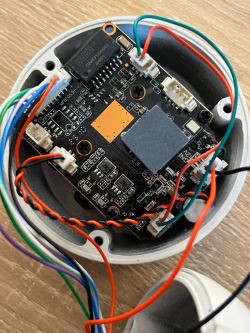 Płytka drukowana kamery z kolorowymi przewodami i elementami elektronicznymi