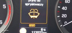 Wskaźnik na desce rozdzielczej samochodu Tucson z komunikatem o niskim poziomie płynu do spryskiwaczy.