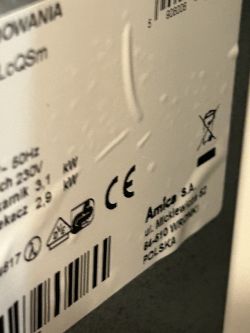 Etykieta znamionowa piekarnika Amica z danymi technicznymi.