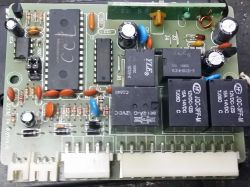 Płytka drukowana z różnymi podzespołami elektronicznymi.