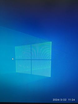 Ekran z logiem systemu Windows z widocznymi zakłóceniami w postaci czerwonych kropek i pasków.