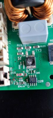 Leiterplatte mit Bauteilen, darunter Zenerdiode D16 mit blauem Streifen.